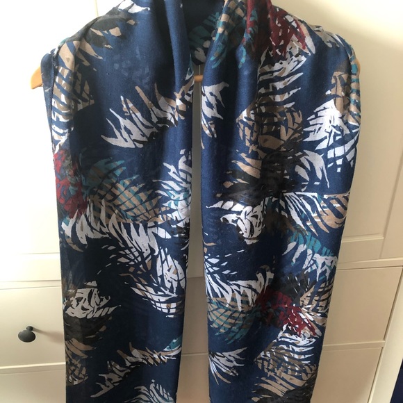 Beautiful Blue Scarf/Wrap - Picture 3 of 4